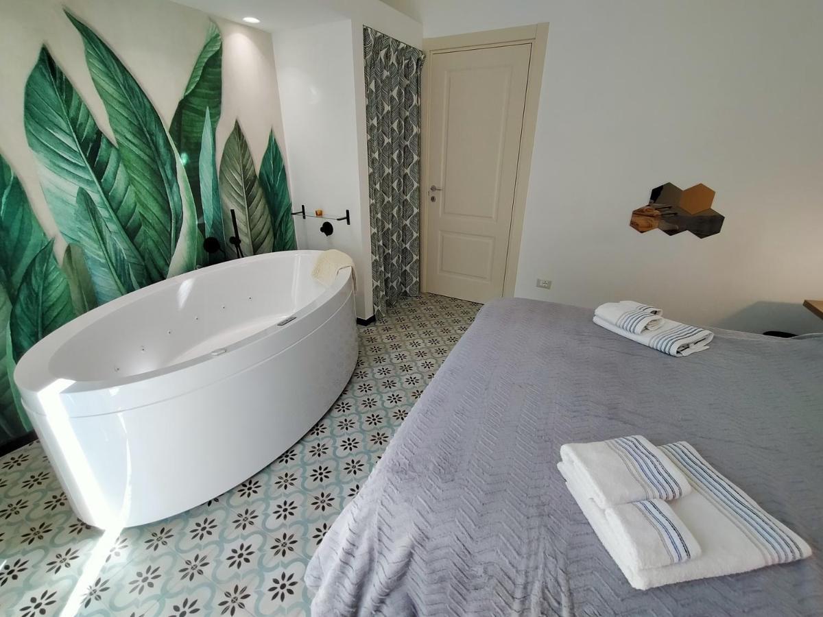 Sonnino Suite Jacuzzi Apartment Bari Exterior photo